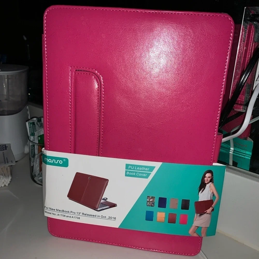 Mac Book Pro 13 (2016) computer case pink or blue color available.